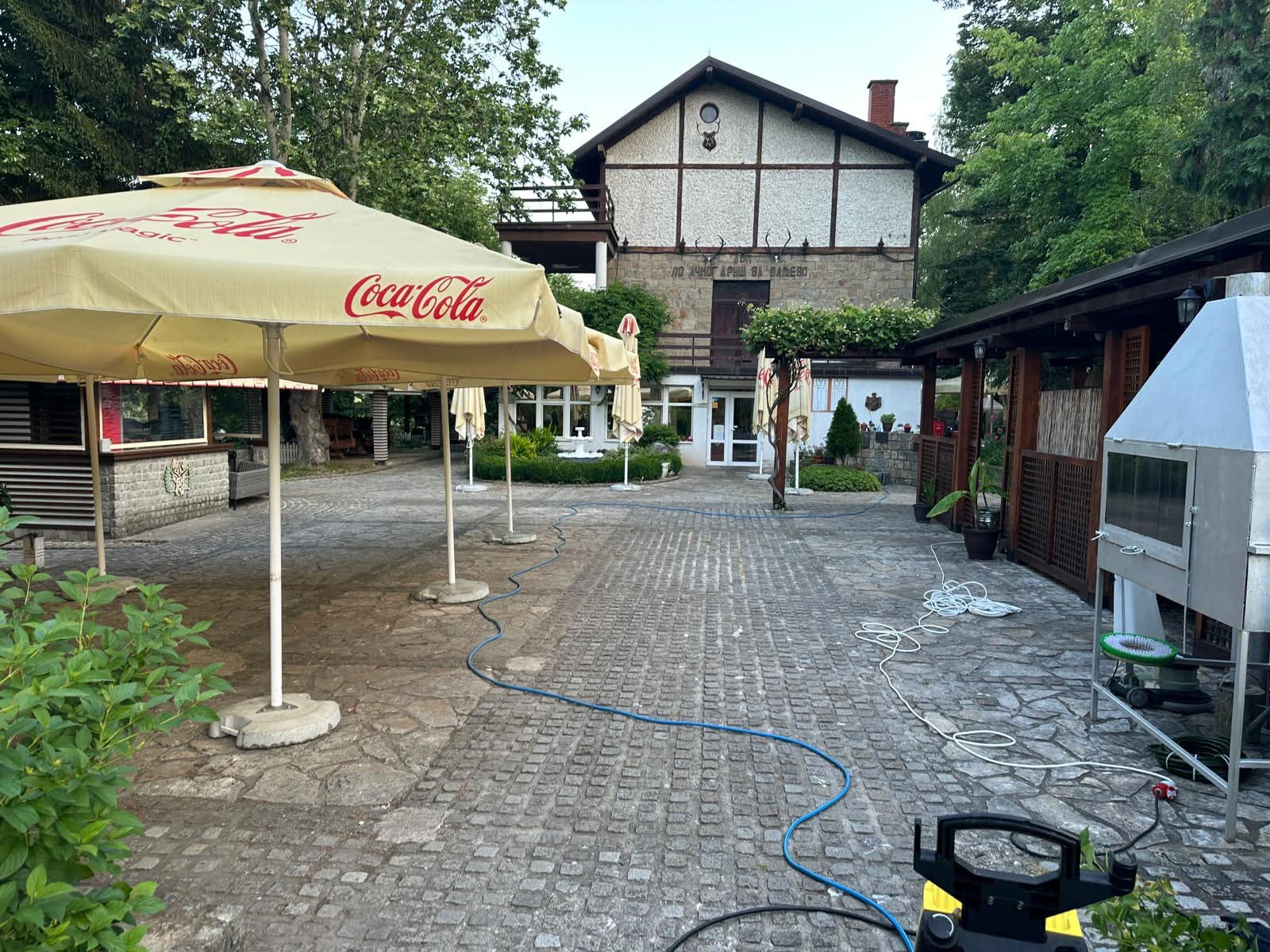 Kameno dvorište restorana tokom pranja pod pritiskom
