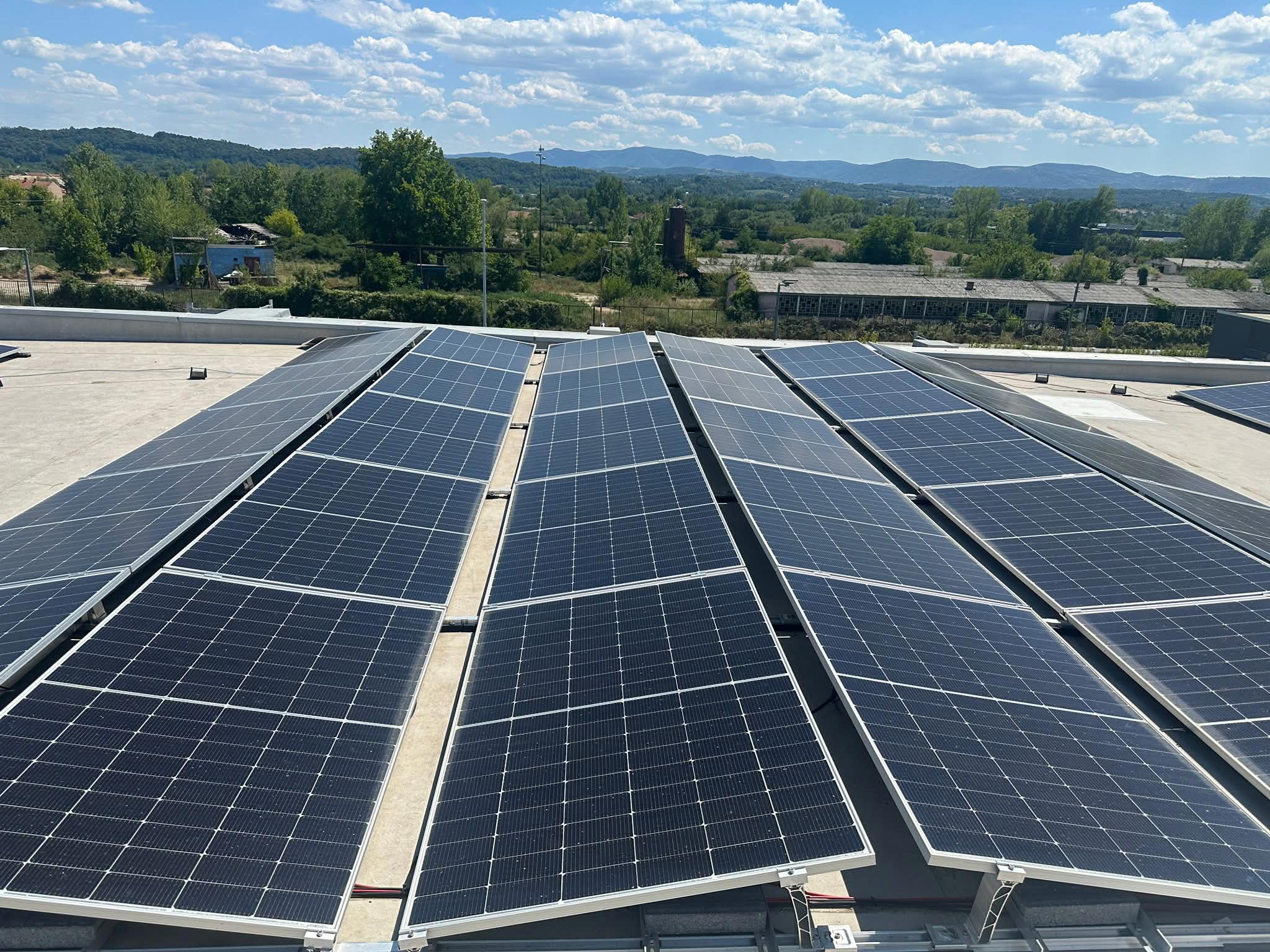 Oprani solarni paneli na krovu, sa pogledom na brda oko Valjeva